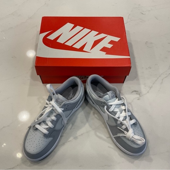 Nike Dunk Low kid size 3y
Two-Toned Grey (GS) sneakers - Picture 13 of 16